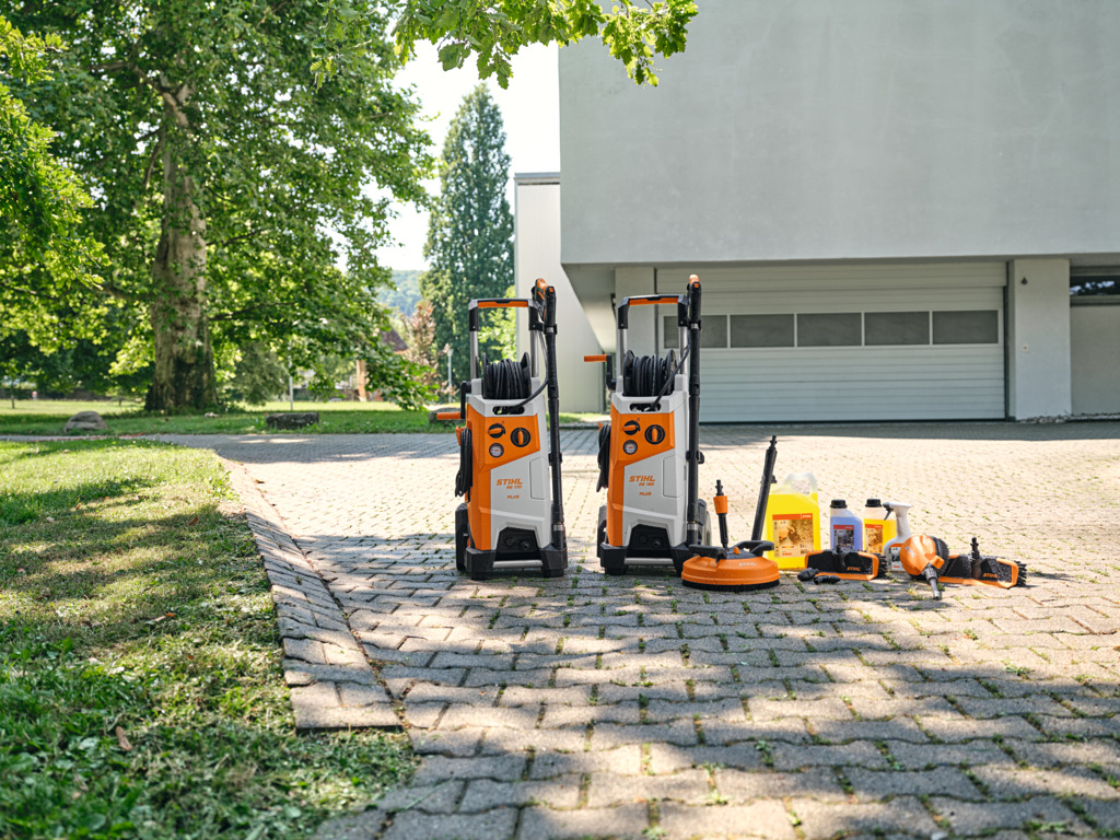 Απεικονίζονται στο δάπεδο ενός εξωτερικού χώρου 2 πλυστικά με τα παρελκόμενα εξαρτήματά τους.